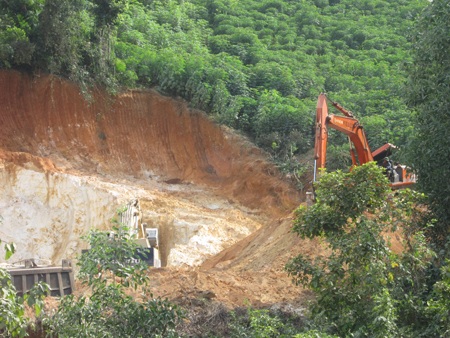 Mỏ đất sét trắng bị khai thác lậu - 1 Mỏ đất sét trắng bị khai thác lậu
